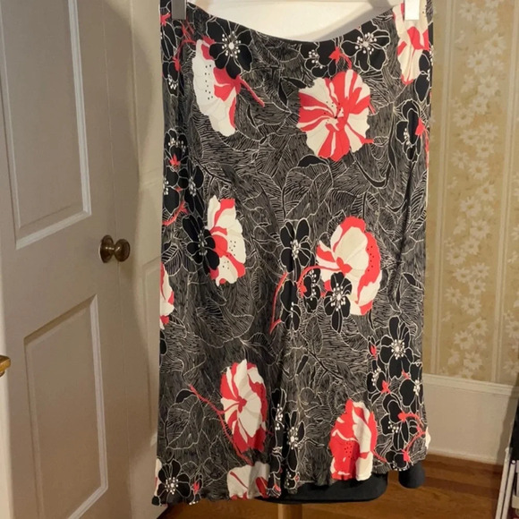 🤩 Casual Corner Floral print Skirt 🤩 - Picture 3 of 7
